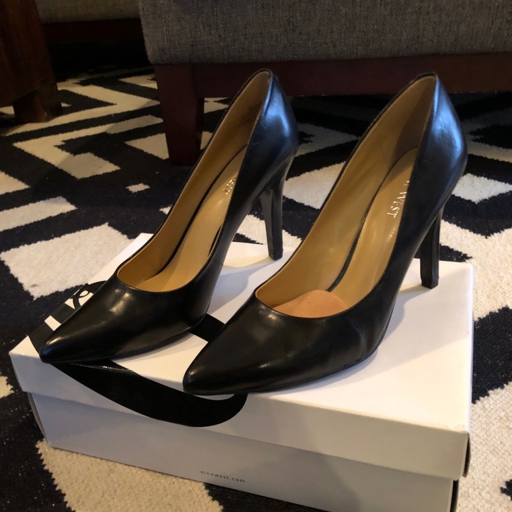 Nine West pointed black heel